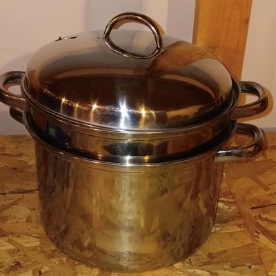 Stock pot with strainer insert and lid