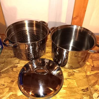 Stock pot with strainer insert and lid