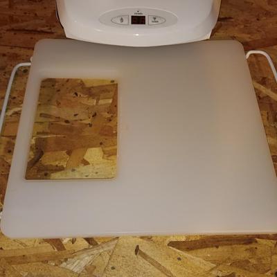 George Foreman Lean mean fat grilling machine with cutting board for over the disposal.