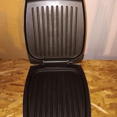George Foreman Lean mean fat grilling machine with cutting board for over the disposal.