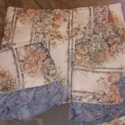 JC Penny home collection floral Queen-Sized bedding set with curtains and pillow shams