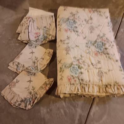 Queen sized floral comforter with Pillow shams