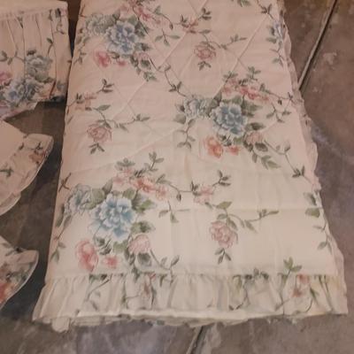 Queen sized floral comforter with Pillow shams