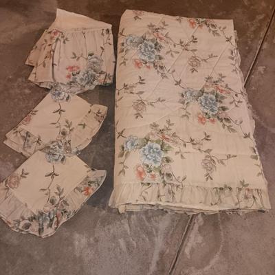 Queen sized floral comforter with Pillow shams