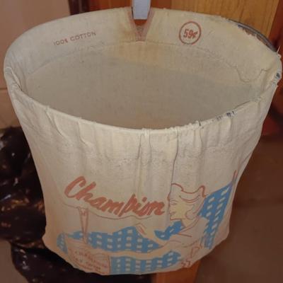 RARE Antique 100% cotton Champion stay open clothespin bag.