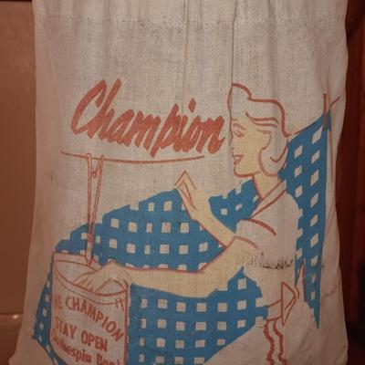 RARE Antique 100% cotton Champion stay open clothespin bag.