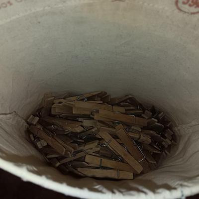 RARE Antique 100% cotton Champion stay open clothespin bag.