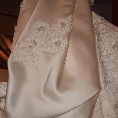Vintage wedding dress with veil - pearl floral design button down back BEAUTIFUL