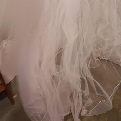 Vintage wedding dress with veil - pearl floral design button down back BEAUTIFUL
