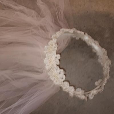 Vintage wedding dress with veil - pearl floral design button down back BEAUTIFUL