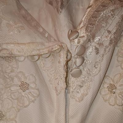 Vintage wedding dress with veil - pearl floral design button down back BEAUTIFUL