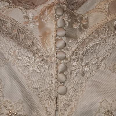 Vintage wedding dress with veil - pearl floral design button down back BEAUTIFUL