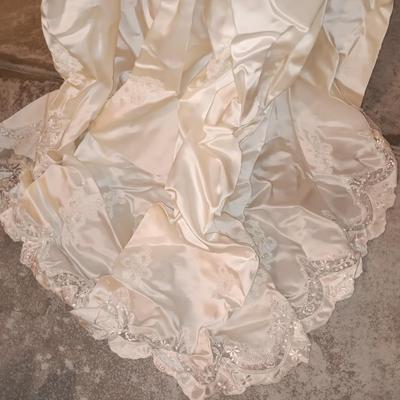 Vintage wedding dress with veil - pearl floral design button down back BEAUTIFUL
