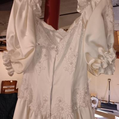 Vintage wedding dress with veil - pearl floral design button down back BEAUTIFUL