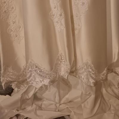Vintage wedding dress with veil - pearl floral design button down back BEAUTIFUL