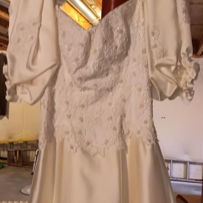 Vintage wedding dress with veil - pearl floral design button down back BEAUTIFUL