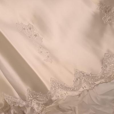 Vintage wedding dress with veil - pearl floral design button down back BEAUTIFUL