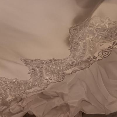 Vintage wedding dress with veil - pearl floral design button down back BEAUTIFUL