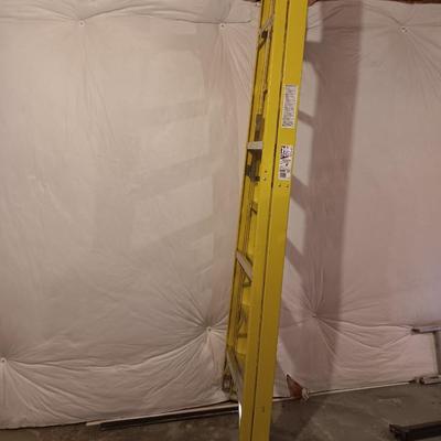 Nice Werner 8' fiberglass ladder
