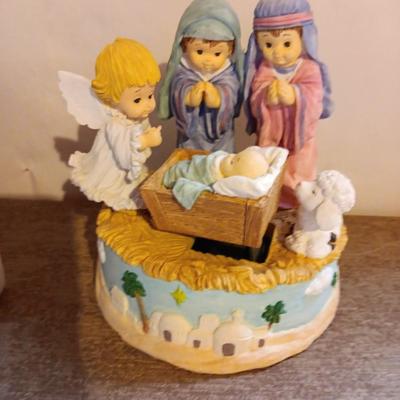 Jim Shores "Bethlehem's star" Nativity star figurine and San Fransico Music box Nativity with rocking Jesus