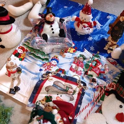 Snowman collection - everything snowman! with a green faux wreath