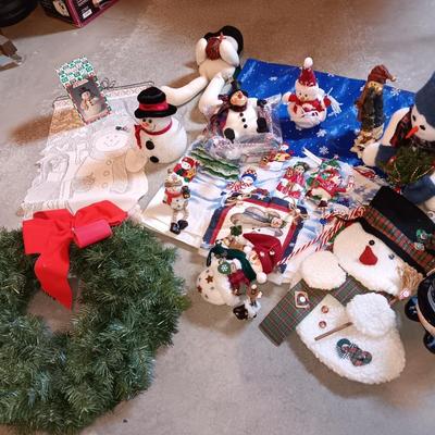 Snowman collection - everything snowman! with a green faux wreath