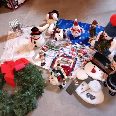Snowman collection - everything snowman! with a green faux wreath
