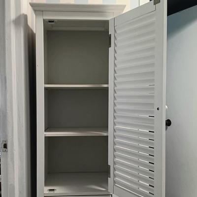 LOT 19U: Linen / Storage Cabinet