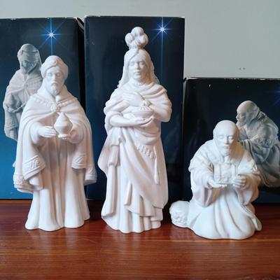 LOT 21U: 80s and Early 90s Avon Nativity Collectibles 15-Piece Set