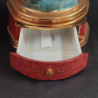 LOT 24S: Thomas Kinkade's Seaside Reflections Music Box and 'Victorian Light' Light Houses