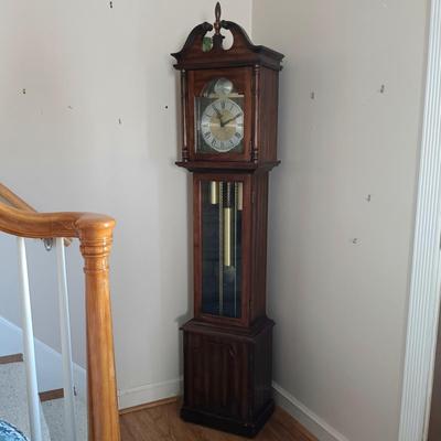 LOT 42L: Vintage Ridgeway Tempus Fugit Grandmother Clock