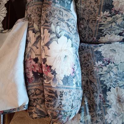 LOT 46L: Flexsteel Floral Print Couch