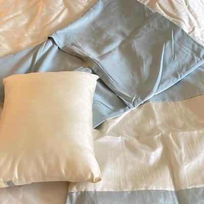 LOT 58U: Bed Cover, Two Pillow Covers and Accent Pillow