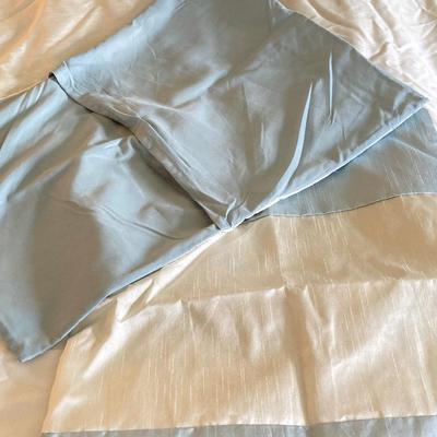 LOT 58U: Bed Cover, Two Pillow Covers and Accent Pillow