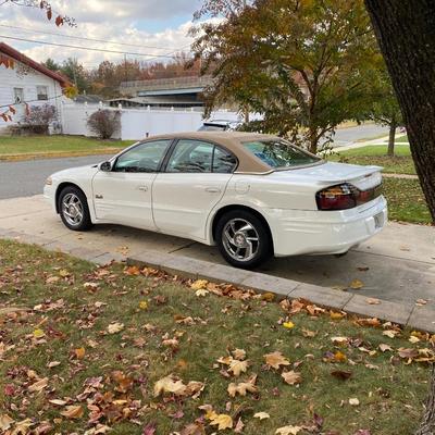 LOT 205: Pontiac Bonneville SLE 2001