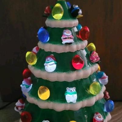 2018 Hallmark Light Up Glass Christmas Tree