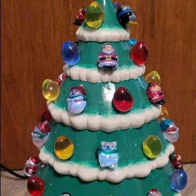 2018 Hallmark Light Up Glass Christmas Tree