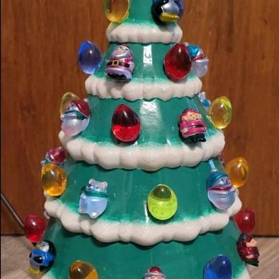 2018 Hallmark Light Up Glass Christmas Tree