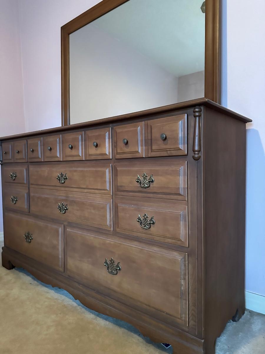 Angelina 8 Drawer Dresser EXCELLENT Condition
