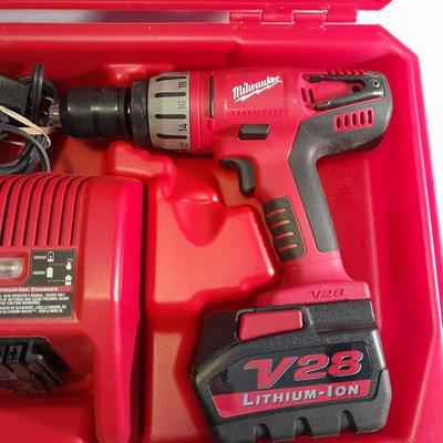 Milwaukee V28 1/2" 13 MM Hammer drill with case with battery and charger