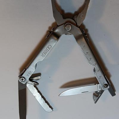 Nice GERBER multi tool knife with belt case