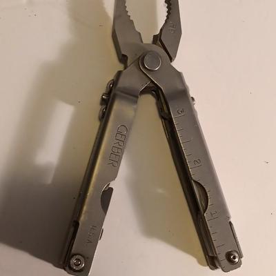 Nice GERBER multi tool knife with belt case