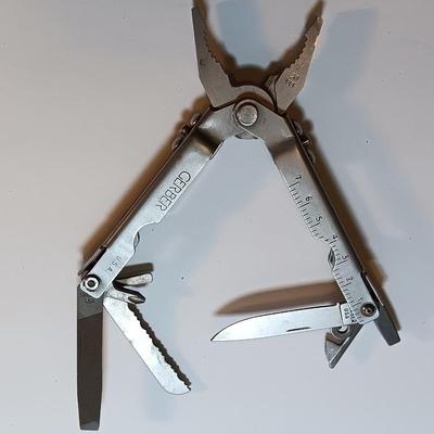 Nice GERBER multi tool knife with belt case