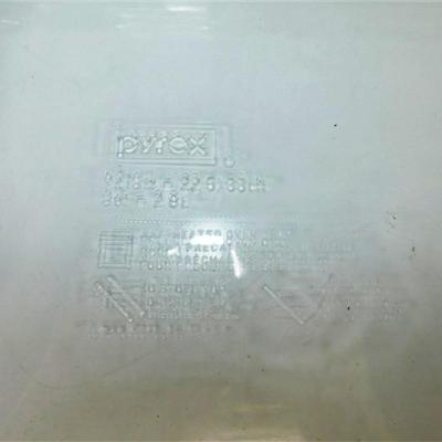 120 Pyrex 9 x 13 3QT Pan with Handles and Lid. Includes Oven Mitten and Silicone Square