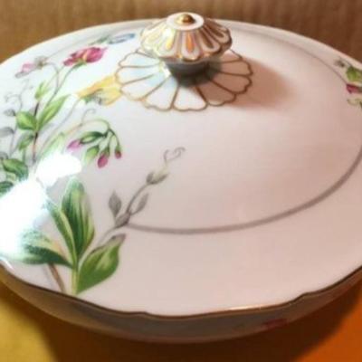 Aladdin Gardena Occupied Japan Covered Vegetable Bowl in VG Condition Preowned. (10-3/4" from handle edge to handle edge)