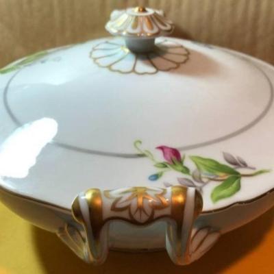 Aladdin Gardena Occupied Japan Covered Vegetable Bowl in VG Condition Preowned. (10-3/4" from handle edge to handle edge)