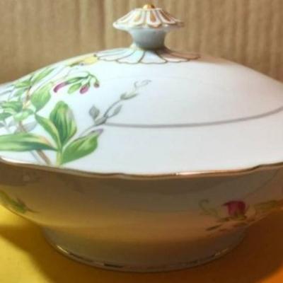 Aladdin Gardena Occupied Japan Covered Vegetable Bowl in VG Condition Preowned. (10-3/4" from handle edge to handle edge)