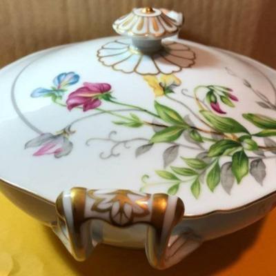 Aladdin Gardena Occupied Japan Covered Vegetable Bowl in VG Condition Preowned. (10-3/4" from handle edge to handle edge)