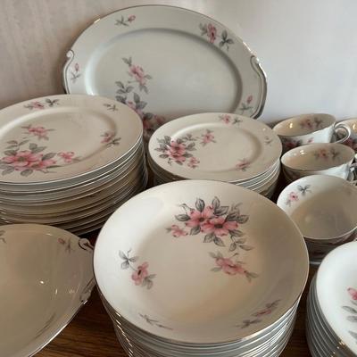 HARMONY HOUSE Fine China, Dog Wood (62 total)