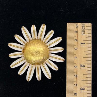 Vintage Retro Daisy Flower brooch Pin